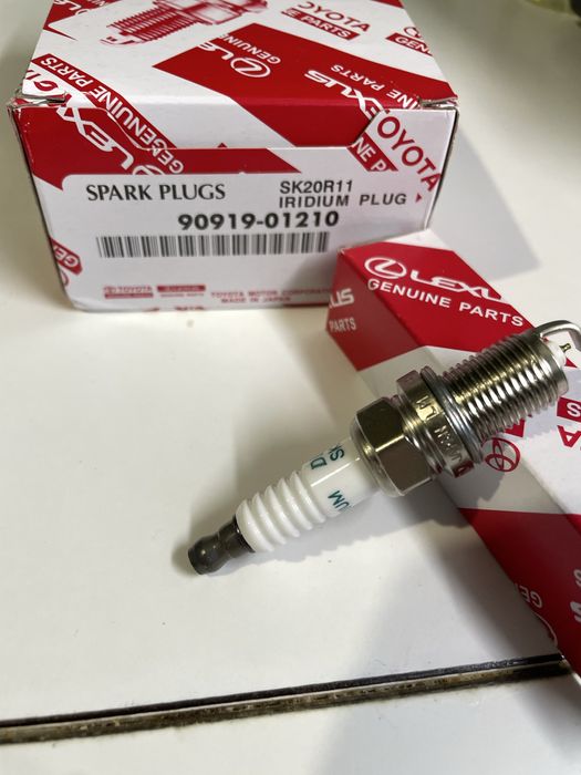 Свеча зажигания 90919-01210 TOYOTA (Тойота Камри 40, Рав 4, Авенсис)