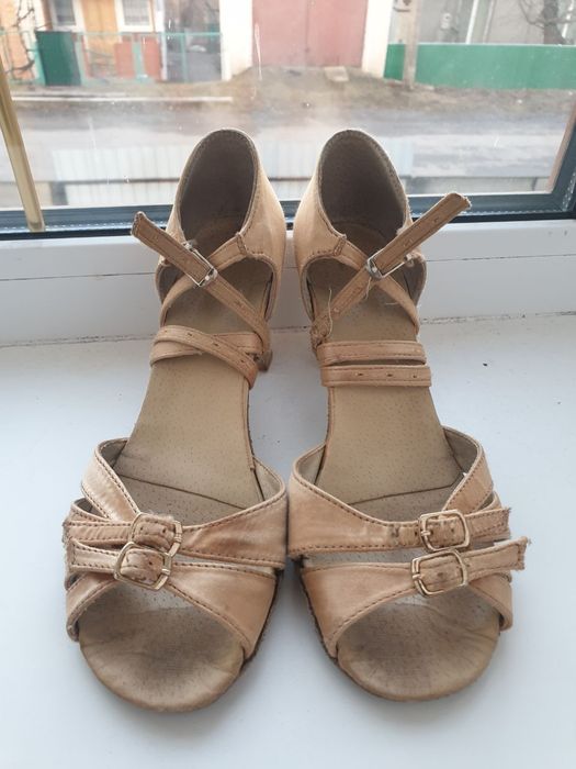 Бальні туфлі, латина