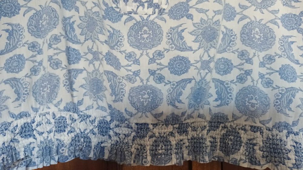 Blusa em branco e azul da sfera