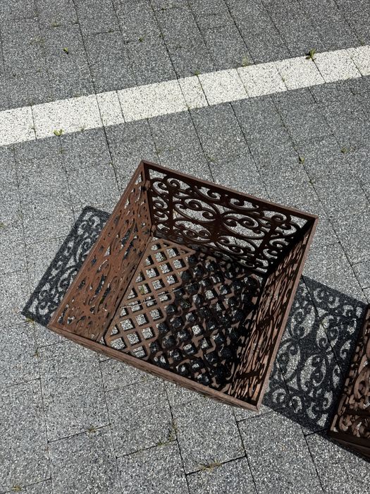 Żeliwna ażurowa skrzynka oslonka 35/35 cm