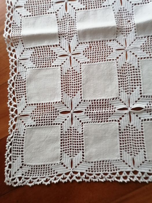 Linda Toalha em croché e em linho quadrada