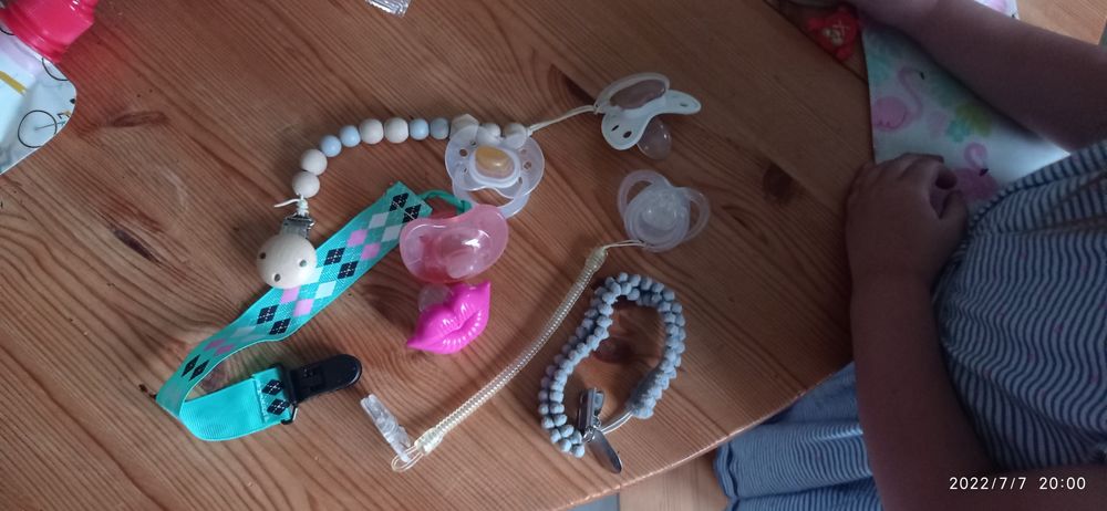 5 smoczkow ,trzy zawieszki NOWE
