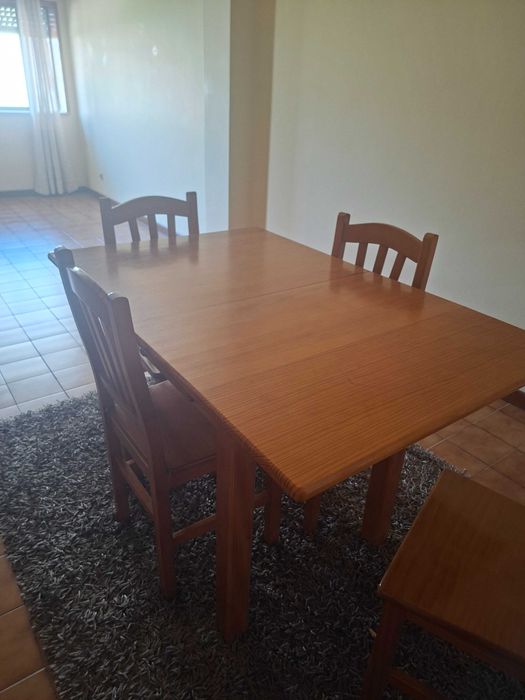 Mesa e cadeiras de madeira