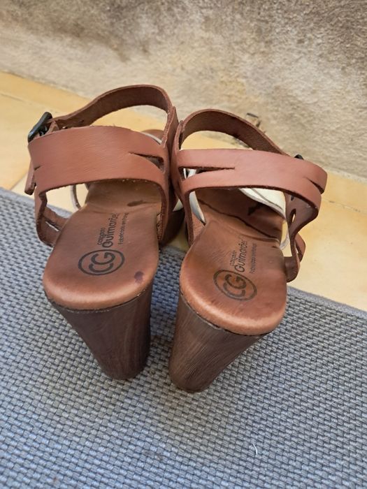 Sandalias pele e madeira