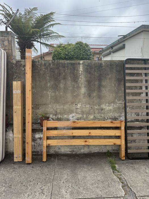 Cama em madeira com colchão