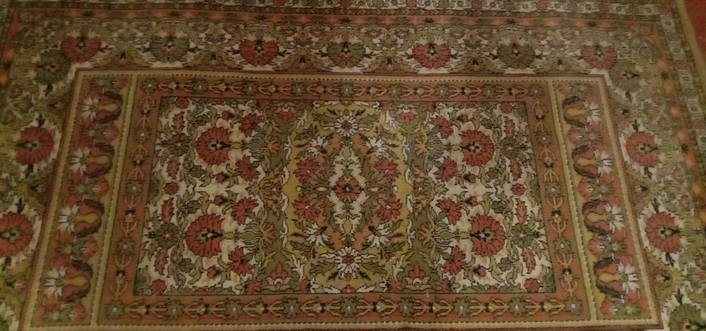 Красивый добротный шерстяной ковер