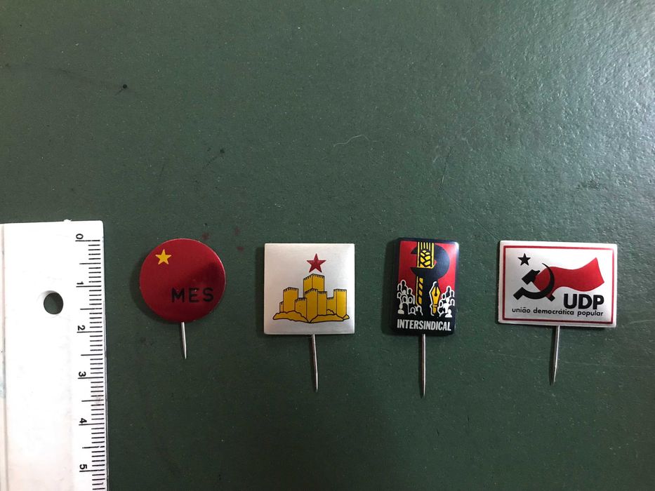 Pin's de partidos politicos 25 de Abril