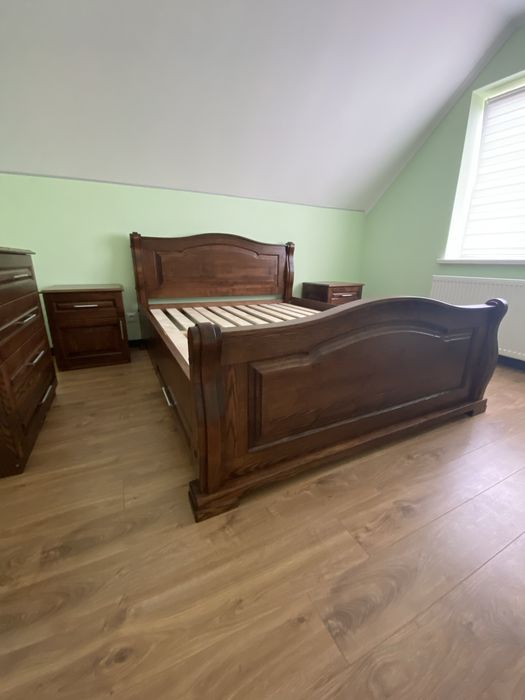 Спальний набор з дерева.  Ліжко, комод, тумбочки