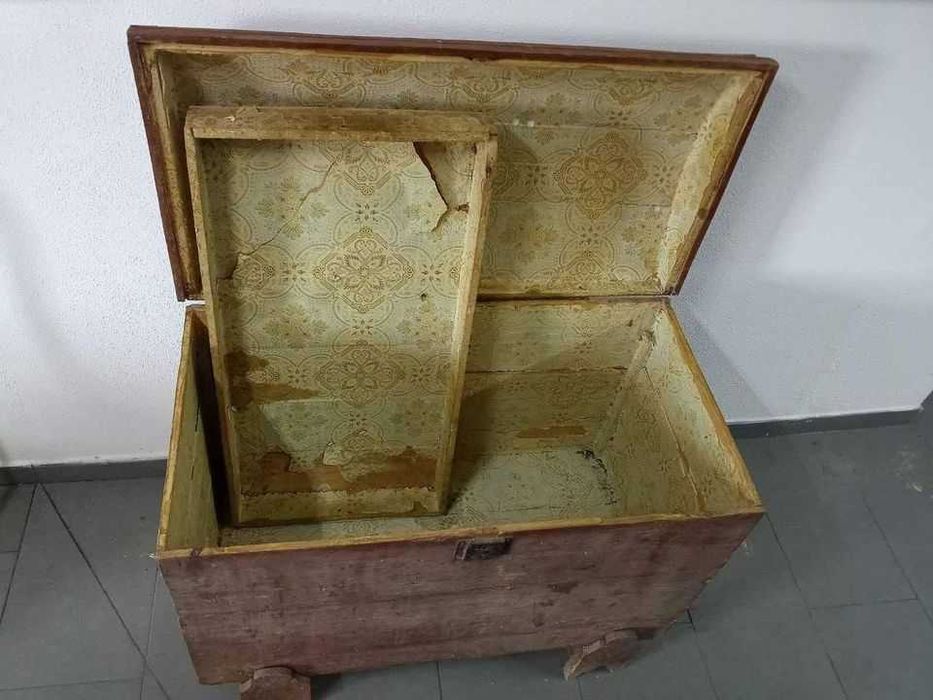 Mala antiga, com pés e prateleira