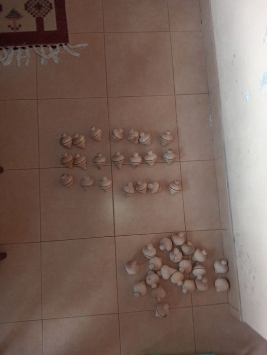 Piões em madeira