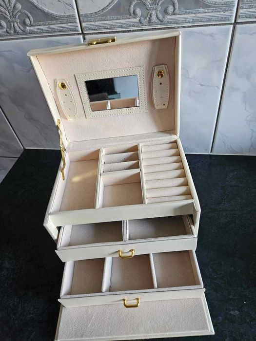 Kuferek na biżuterię organizer szkatułka na kolczyki jasny biżuteria