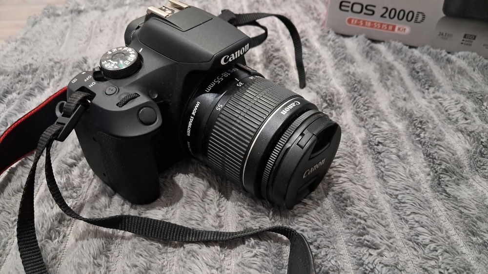 Фотоапарат Canon EOS 2000D