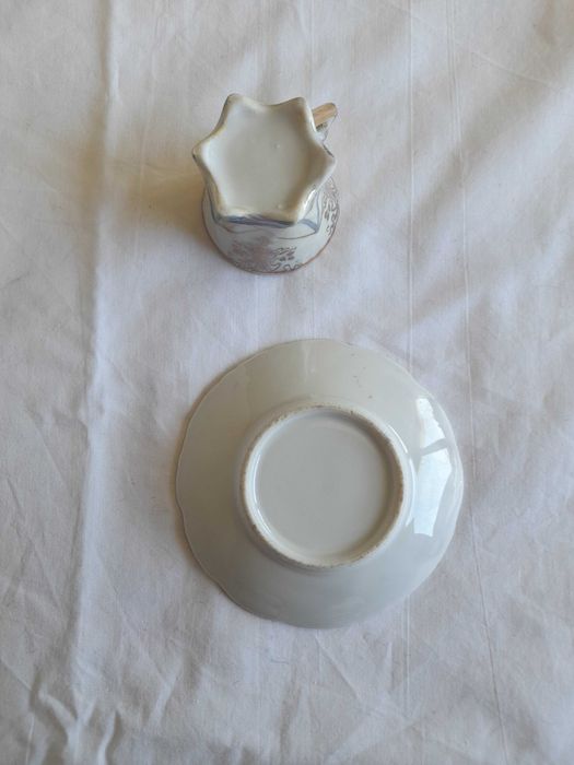 Conjunto chávena e pires antigo de porcelana