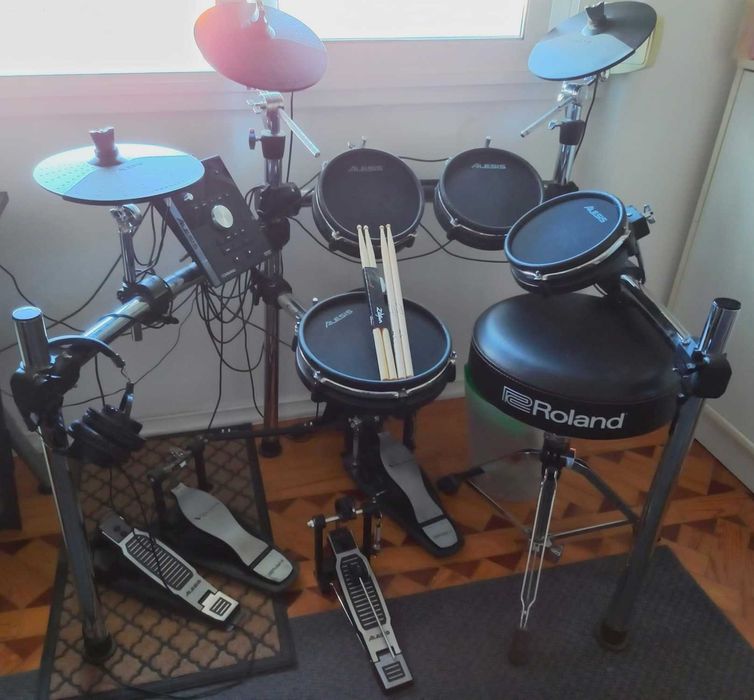 Bateria Eletrónica com Pedaleira dupla e Banco Roland