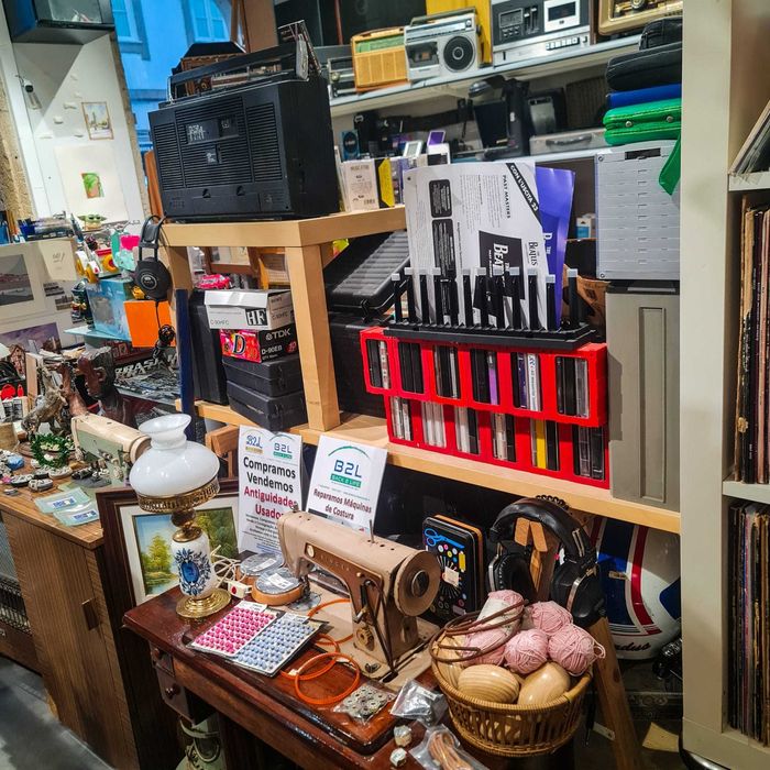 Candeeiro Louça Viana Azul e Branco c/ Vidro Opalino e Base Dourada