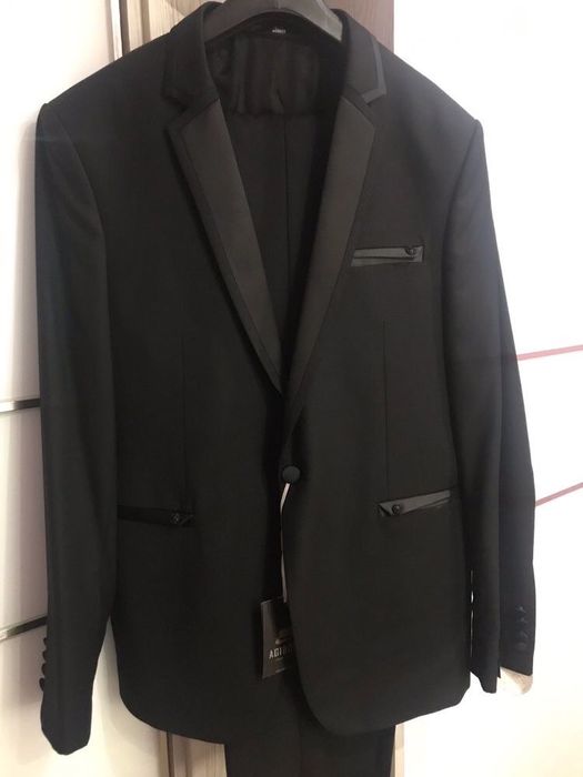 Новий чоловічий костюм смокінг.