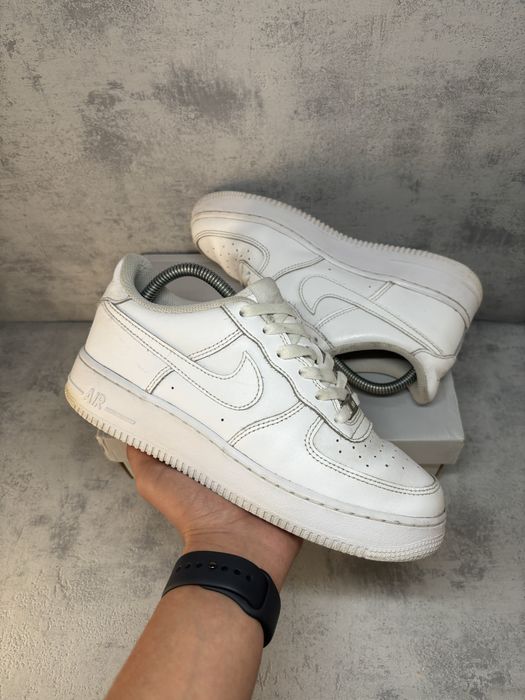 Buty Nike Air Force 1 w białej kolorystyce w rozmiarze 38,5