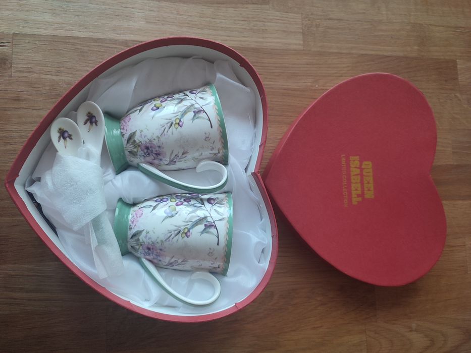 Komplet 2-ch kubków z łyżeczkami.