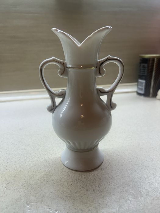 Wazonik ze zlotymi elemntami vintage