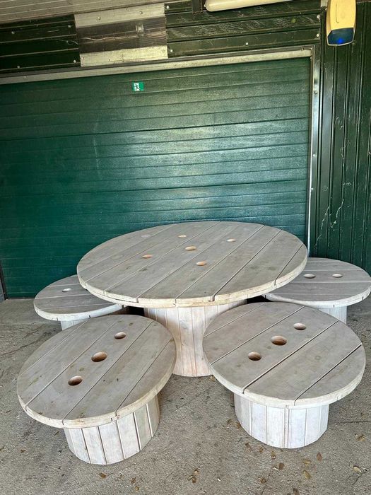 Mesa com 4 bancos de bobines em madeira maciça