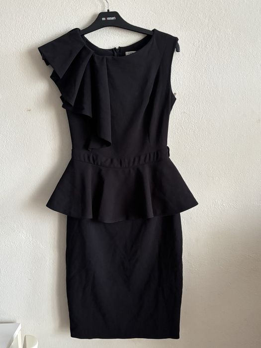 Czarna elegancka sukienka z baskinką