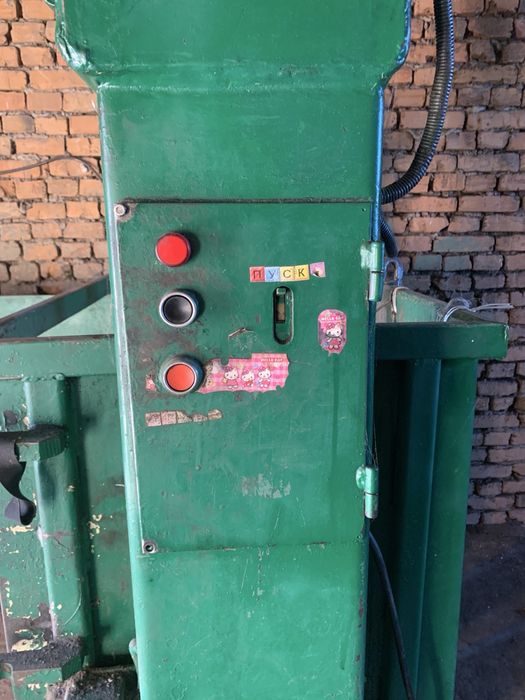 Прес пакетувальний вертикальний гідравлічний