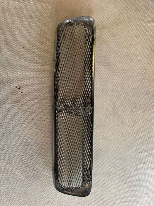 grelha frontal cromada para um Rover 75 MK1, produzida entre 1999 e 2004.