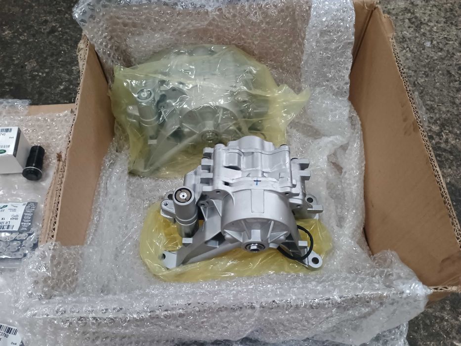 Pompa oleju Jaguar XE , Land Rover  2.0 D,  204DTD , 204DTA , LR087668