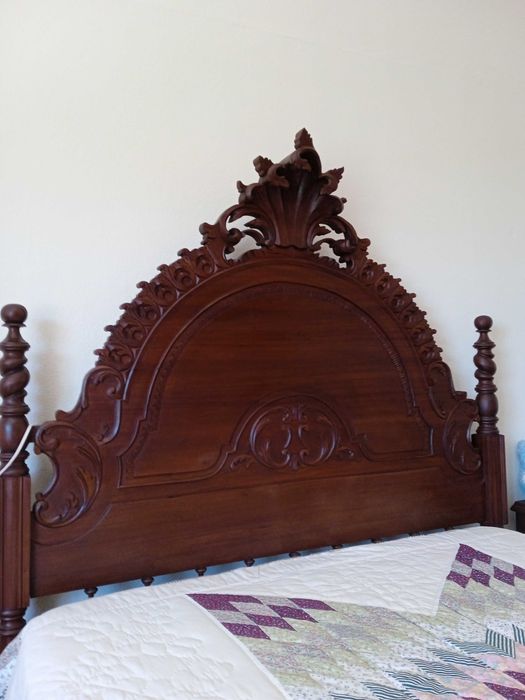 Móvel de QUARTO COMPLETO (Colchão incluído) em Nogueira