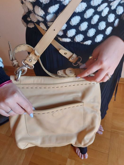 Beżowa włoska torebka na dlugim pasku - skóra naturalna