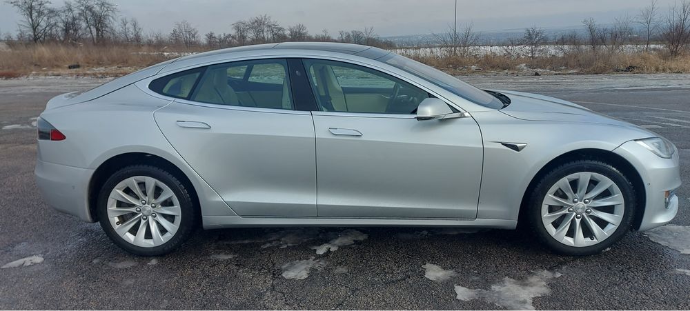 Тесла S 2017 г.