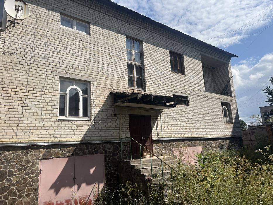 Продається  будинок на 4-ри квартири