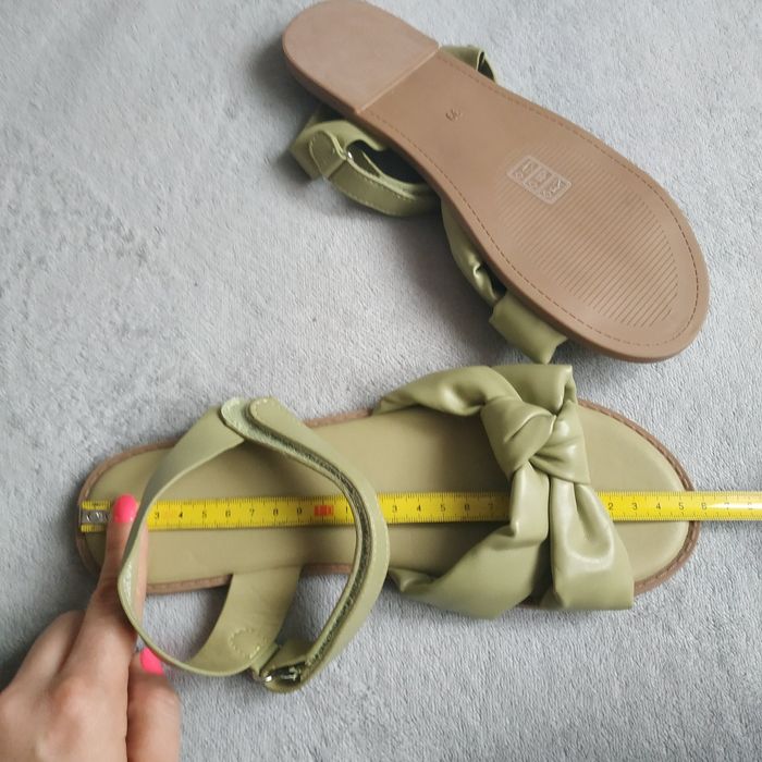 Nowe oliwkowe sandałki Reserved 39