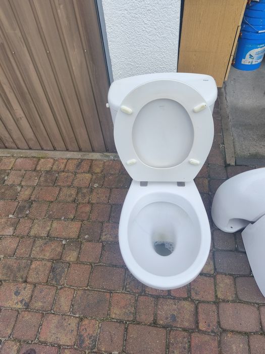 Umywalka z zabudową bateria i  muszla że spłuczką