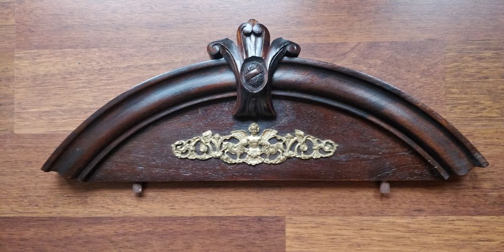 Korona, górka do zegara z mosiężną aplikacją 39 cm