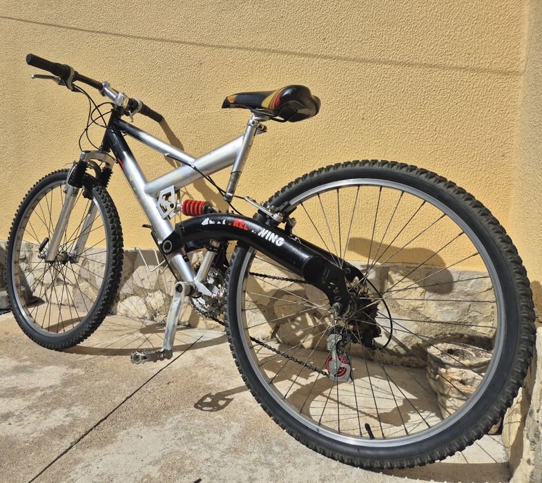 Bicicleta de montanha com suspensao total