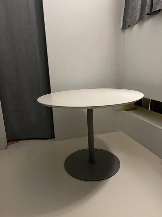 Mesa exelente estado valor  20 euros