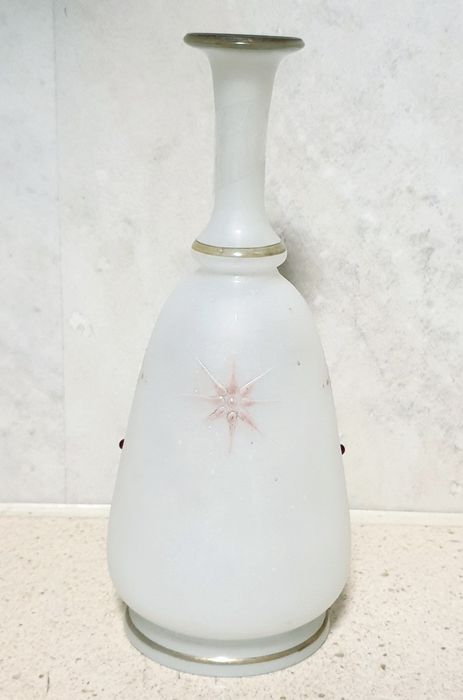 Raro antigo frasco Baccarat em vidro opalino esmaltado e decorado