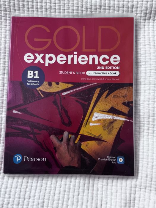 Книжка підручник з англійської Gold Experience B1