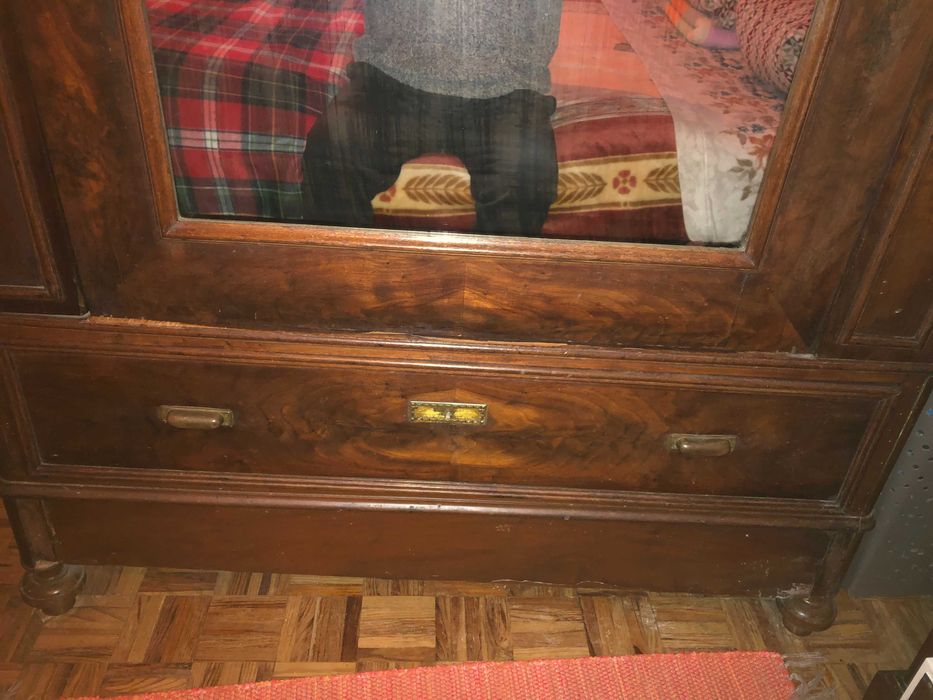 Roupeiro antigo em mogno