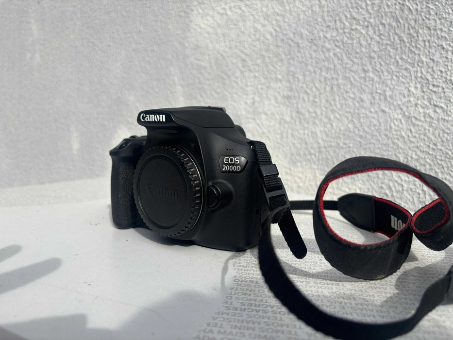 Canon EOS 2000D + Essential Travel Kit – Excelente estado