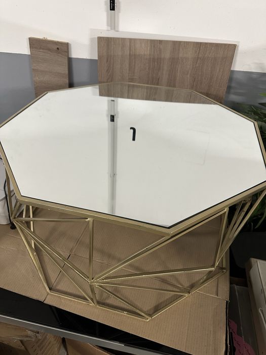 Mesa dourada em muito bom estado