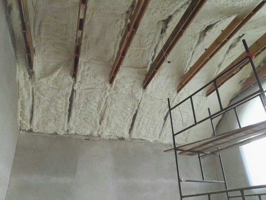 Ocieplenie poddasza, ocieplenie pianą PUR, izolacja natryskowa