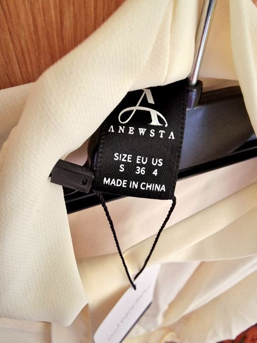 Blusa com Transparência Curta Damasco Creme Amarelo Claro com Fitas