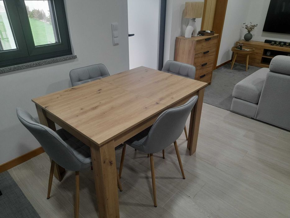 Mesa extensível e 4 cadeiras/ conjunto,  praticamente novo