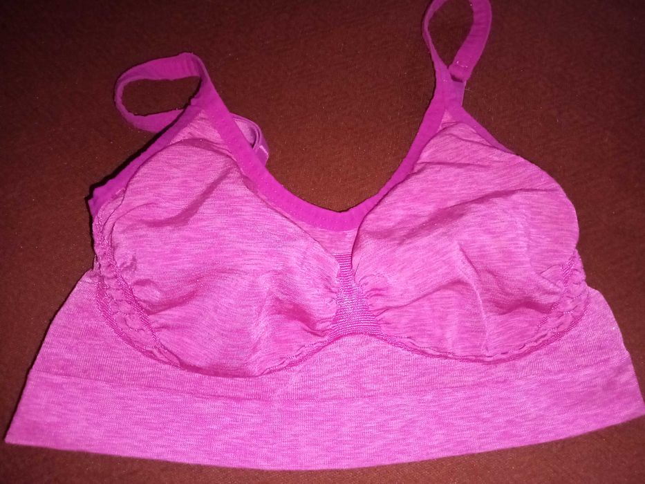 Biustonosz dziewczęcy.