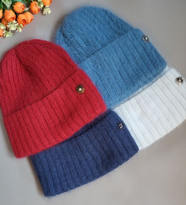 Жіноча ангорова шапка 370 грн