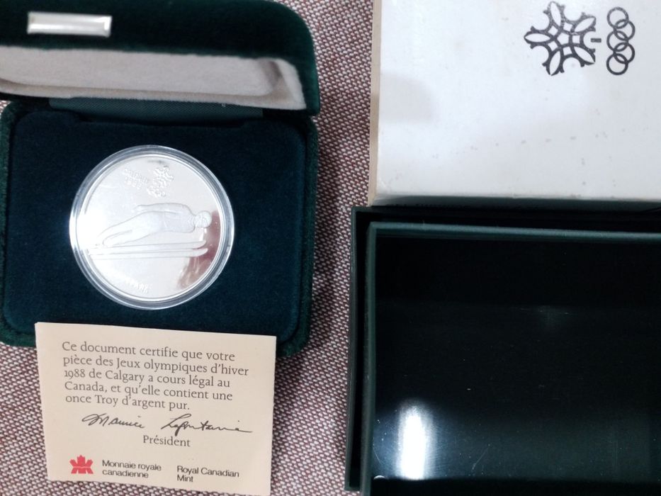 Moedas antigas em prata estrangeiras.