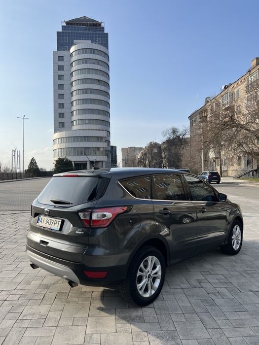 Продам автомобіль Ford Escape 2017року