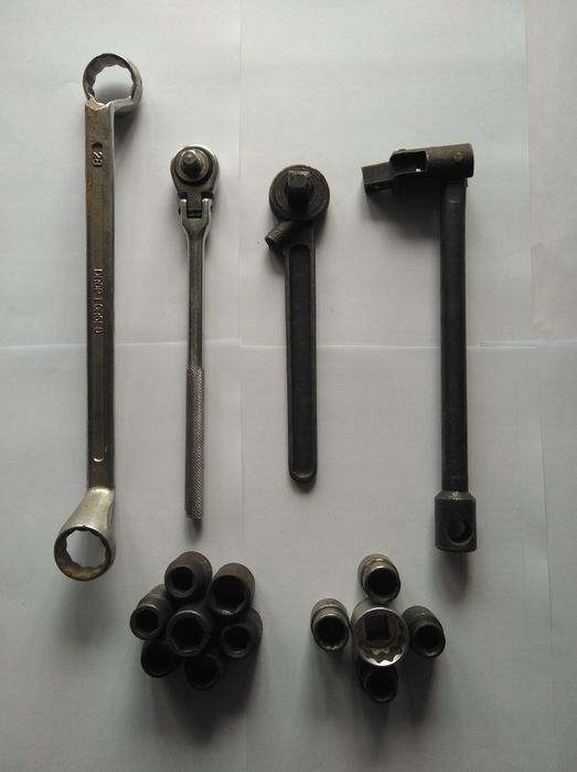 Ключи  под торцевую головку с квадратом на 1/2 и 3/8 дюйма